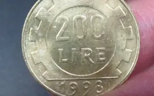Monete da 1000 lire italiane in primo piano, simbolo di valore collezionistico attuale.
