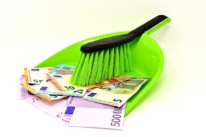 Inquilino moroso durante una procedura di sfratto, illustrando il processo legale.