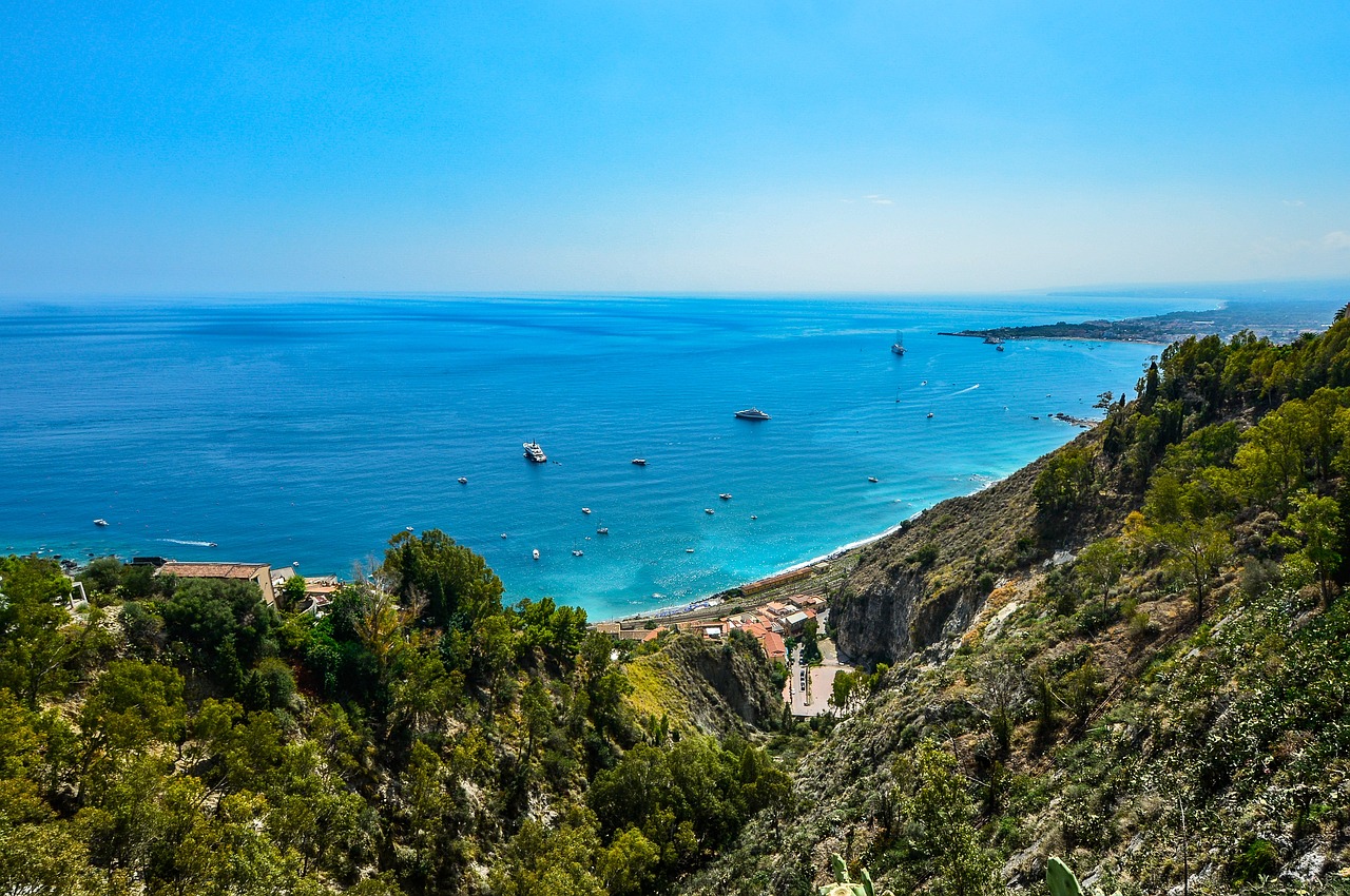 Sentiero panoramico sulla costiera amalfitana, vista mozzafiato sul mare e natura circostante.