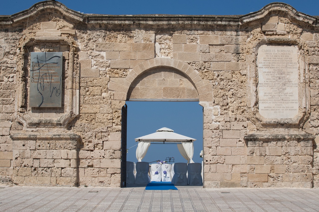 Interno del Castello delle Cerimonie, elegante sala per matrimoni con decorazioni sfarzose e tavoli imbanditi.