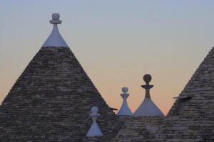 Trullo caratteristico nella Valle d'Itria, immerso nella natura, lontano dalle folle turistiche.