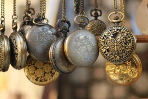 Oro usato in evidenza, catenine e gioielli pronti per la vendita, riflettendo un'opportunità economica.