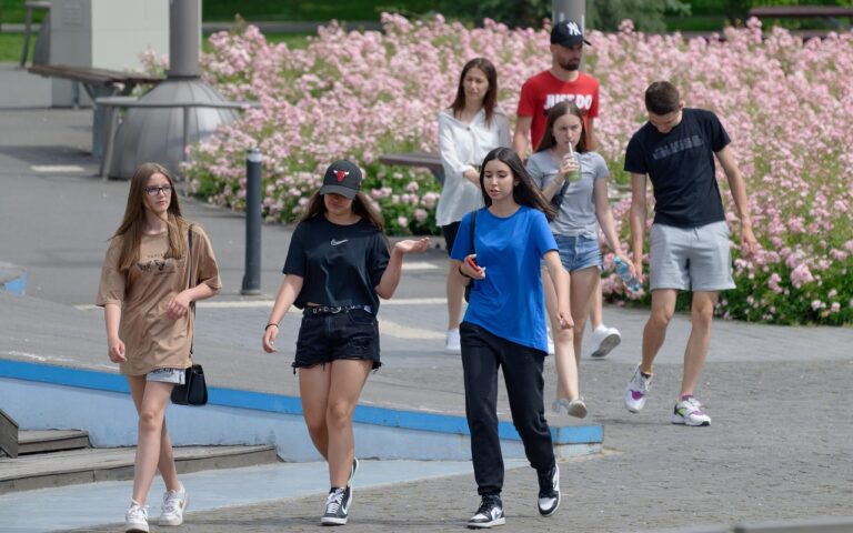 Studente che studia con libri e computer, rappresenta la detrazione affitto per studenti fuori sede.