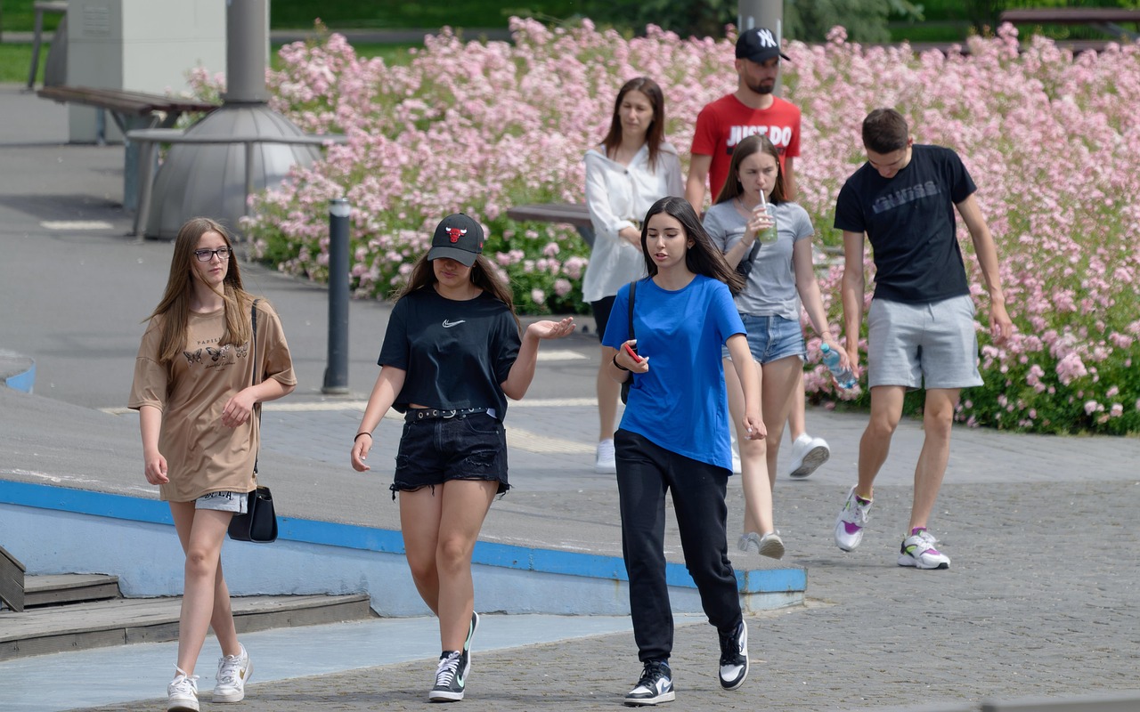 Studente che studia con libri e computer, rappresenta la detrazione affitto per studenti fuori sede.