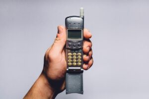 Un vecchio telefono Nokia su un tavolo, simbolo di un possibile tesoro nascosto.