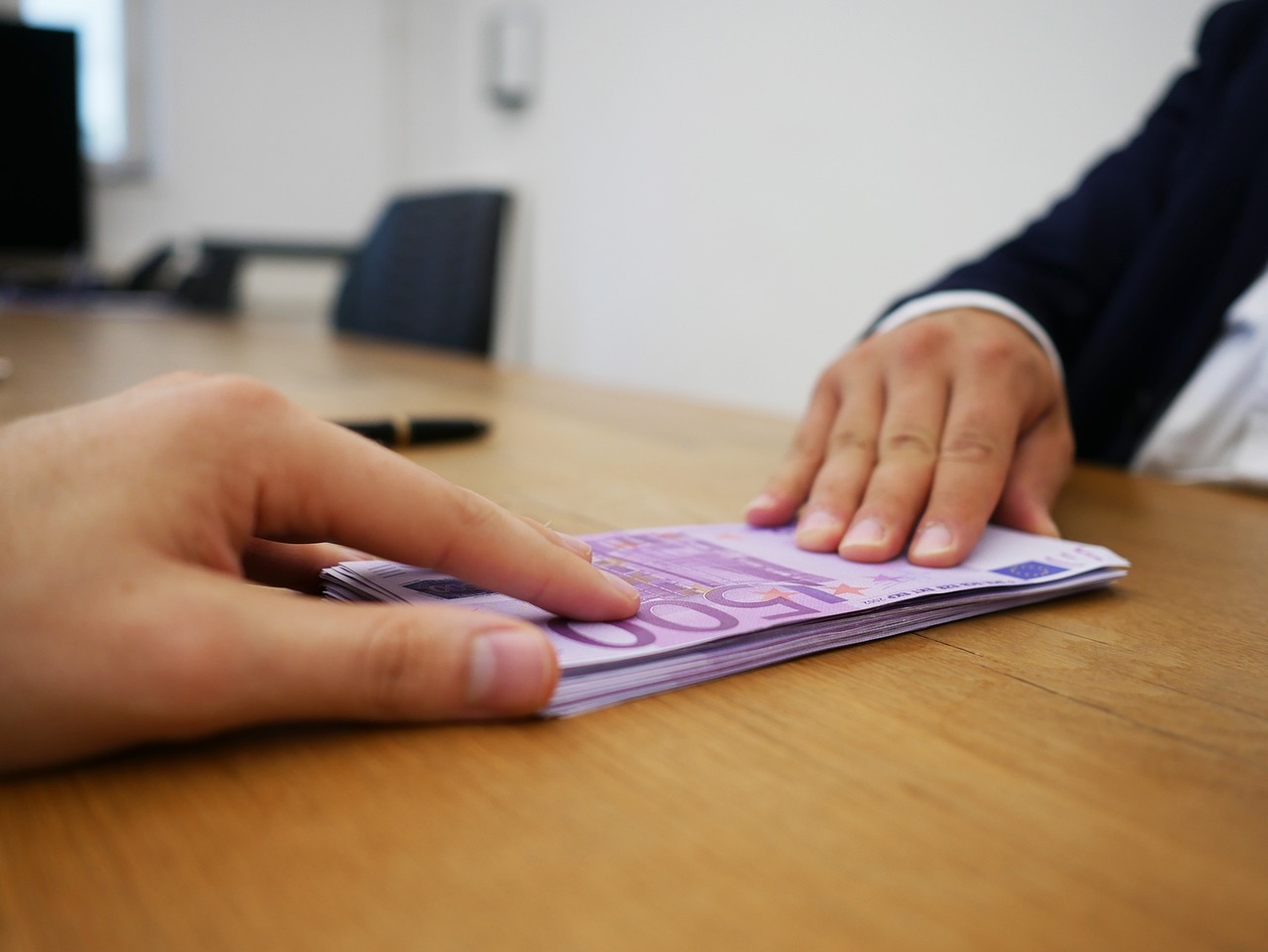 Immagine che illustra il pignoramento del conto corrente e la protezione dell'ultimo stipendio versato.