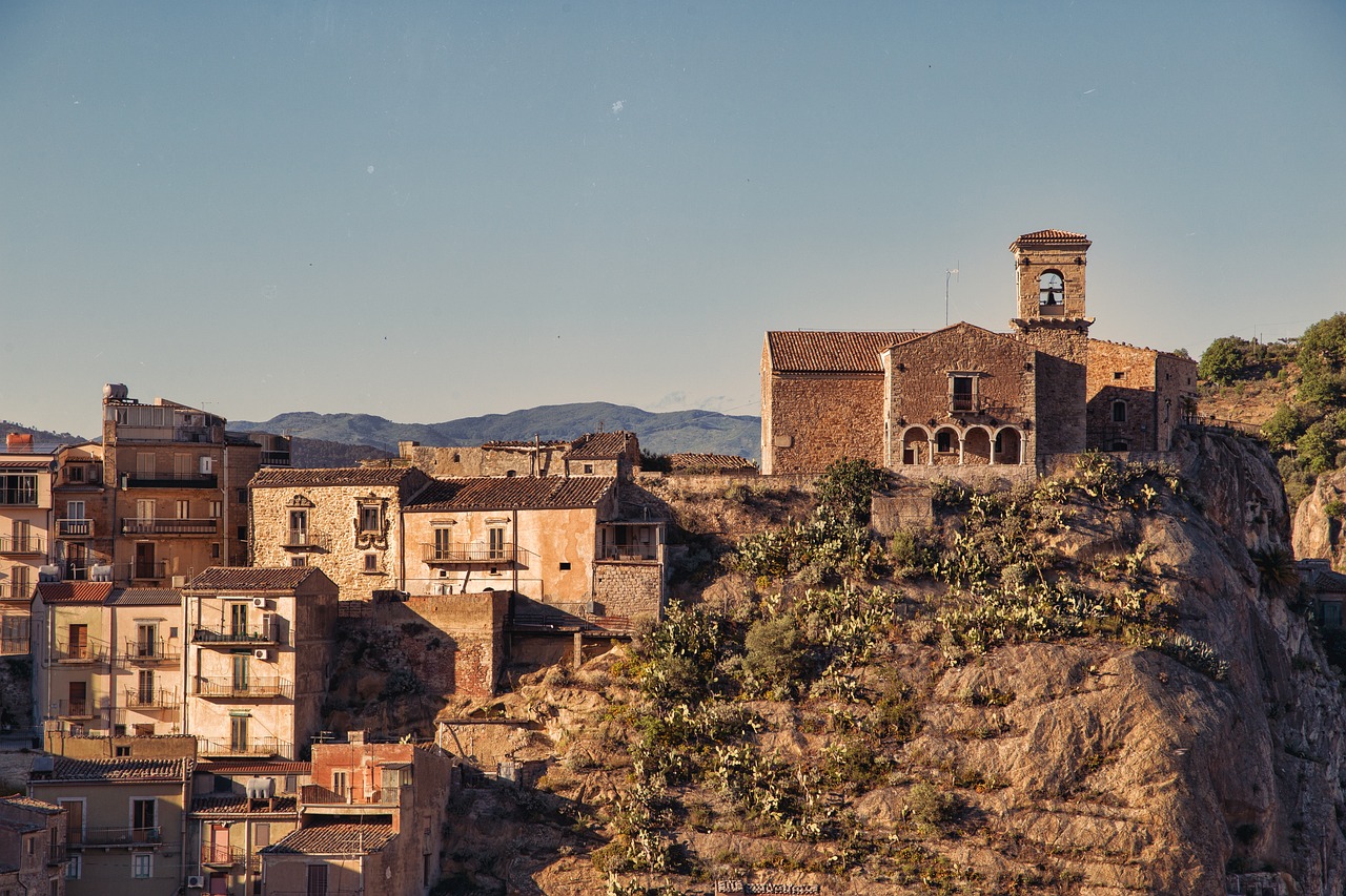 Case colorate di Bosa affacciate sul fiume Temo, con il panorama suggestivo del borgo e vigneti di malvasia.