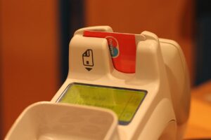 Carta d'Identità Elettronica (CIE) mostrata con simboli di accesso digitale e informazioni su SPID.