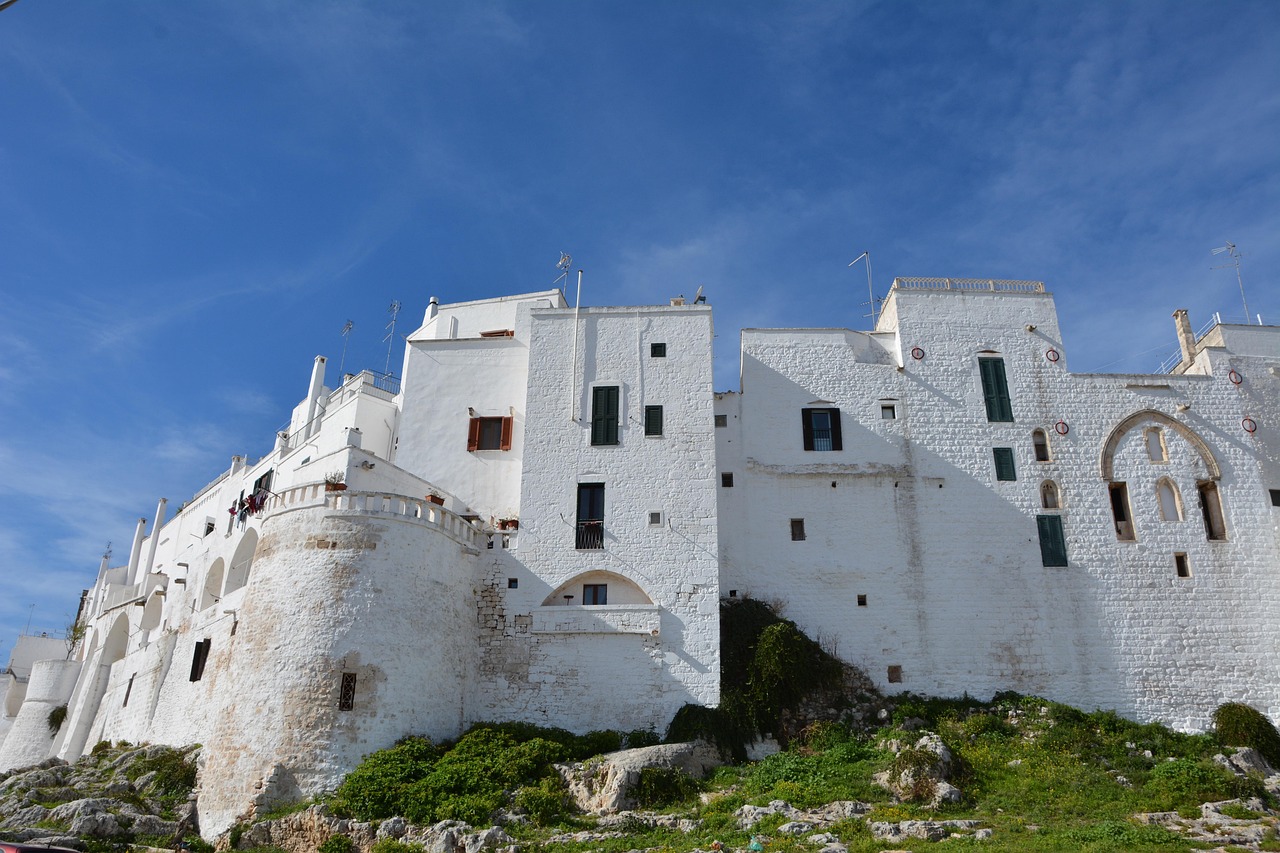 Vista panoramica delle città bianche della Puglia, con architetture caratterizzate da edifici bianchi.