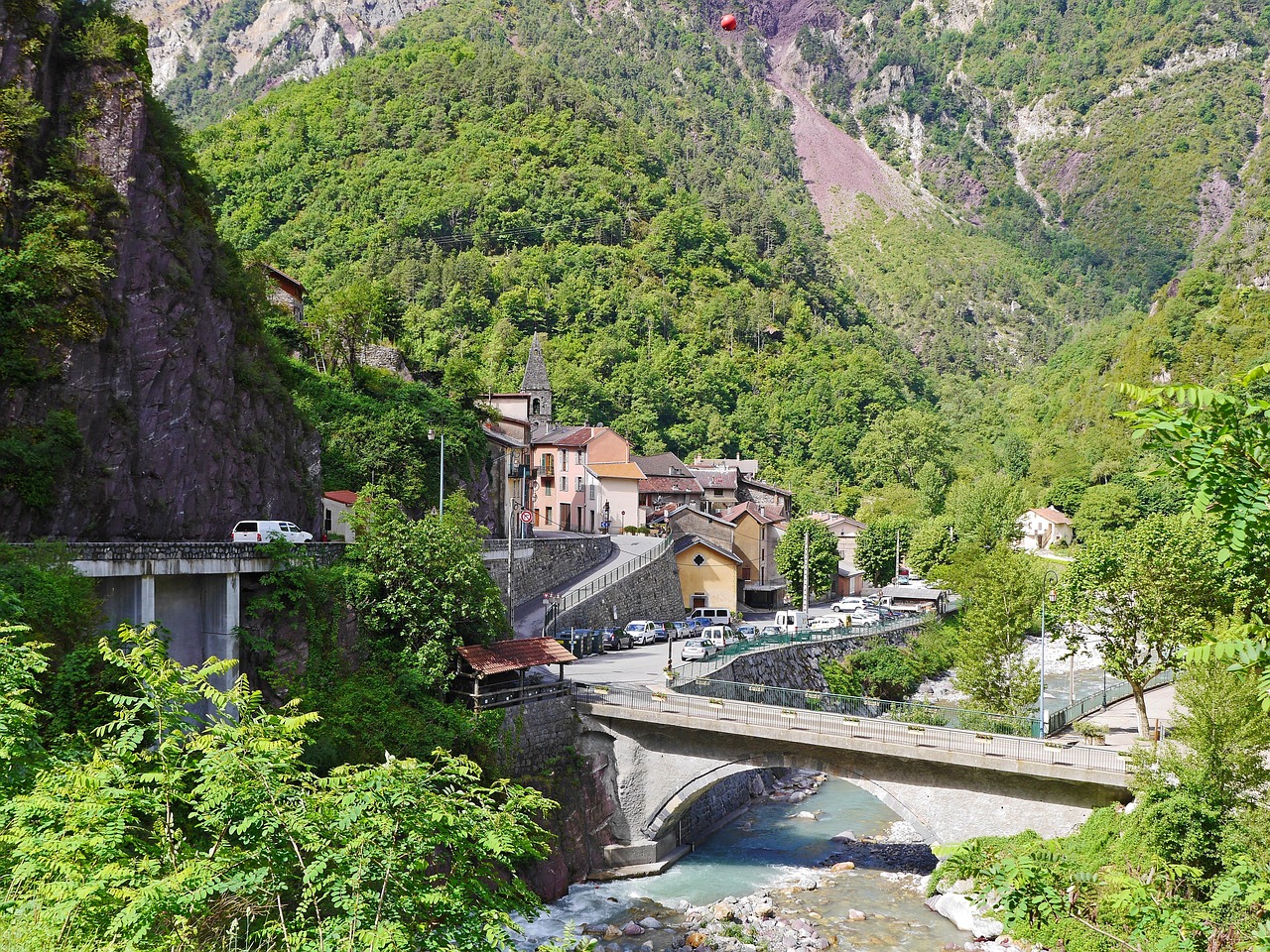 Vista panoramica del borgo di Triora, famoso per le sue leggende di streghe e atmosfere misteriose.