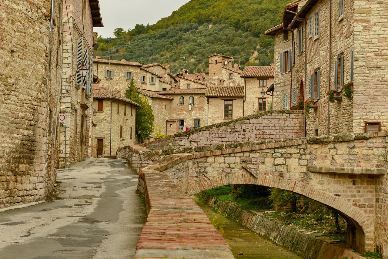 Vista panoramica del borgo di Anghiari con vicoli in pietra e riferimento alla battaglia di Leonardo.
