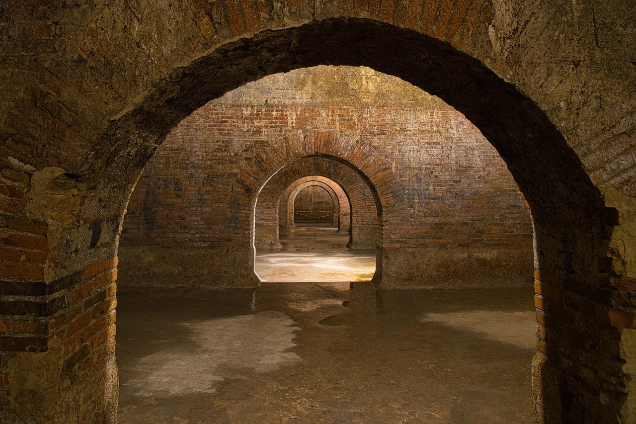 Vista panoramica della città sotterranea di Napoli, con cavità antiche e affreschi storici.