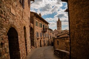 Vista panoramica del borgo di Arquà Petrarca, con antiche case e paesaggio collinare.
