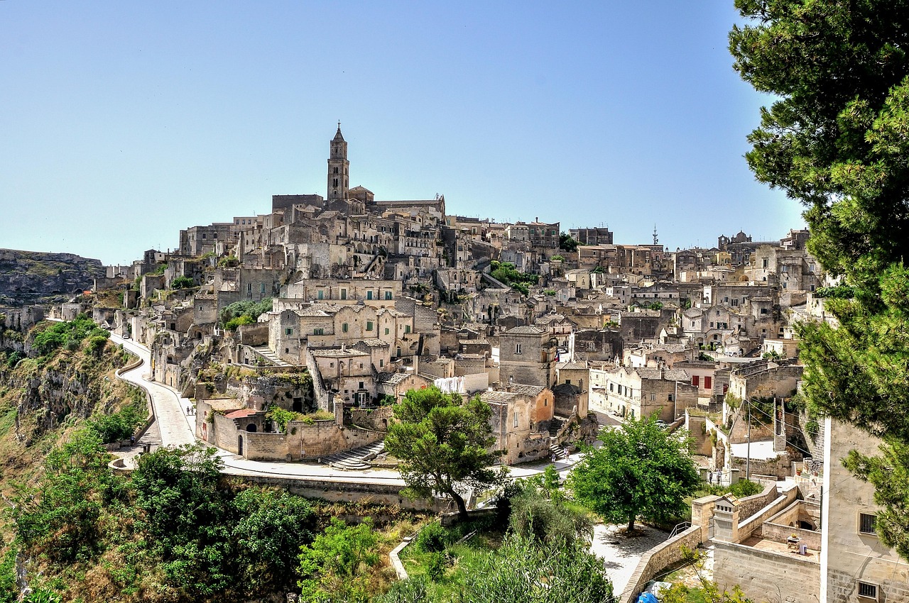Panorama di Matera con i suoi storici sassi e il cielo blu, evidenziando la bellezza della città.