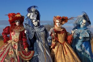 Maschere colorate e festoni tipici del carnevale, simbolo di una tradizione italiana unica.