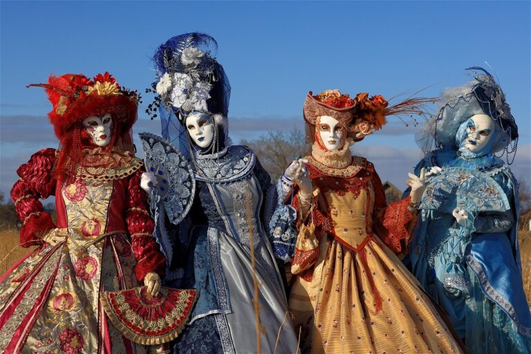 Maschere colorate e festoni tipici del carnevale, simbolo di una tradizione italiana unica.