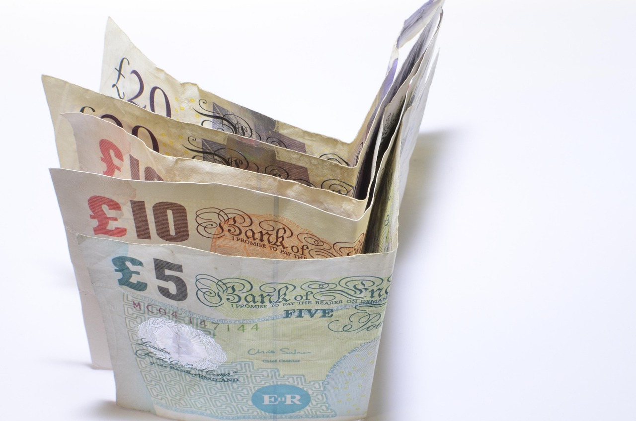 Due mani che tengono un salvadanaio, simbolo di un conto cointestato in fase di separazione.