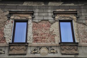 Immagine di un edificio con facciata ristrutturata, simbolo del Bonus Facciate in discussione.