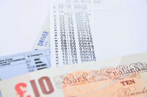 Auto parcheggiata con un cartello di multa, simbolo di scadenza e prescrizione delle sanzioni.