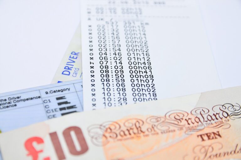 Auto parcheggiata con un cartello di multa, simbolo di scadenza e prescrizione delle sanzioni.