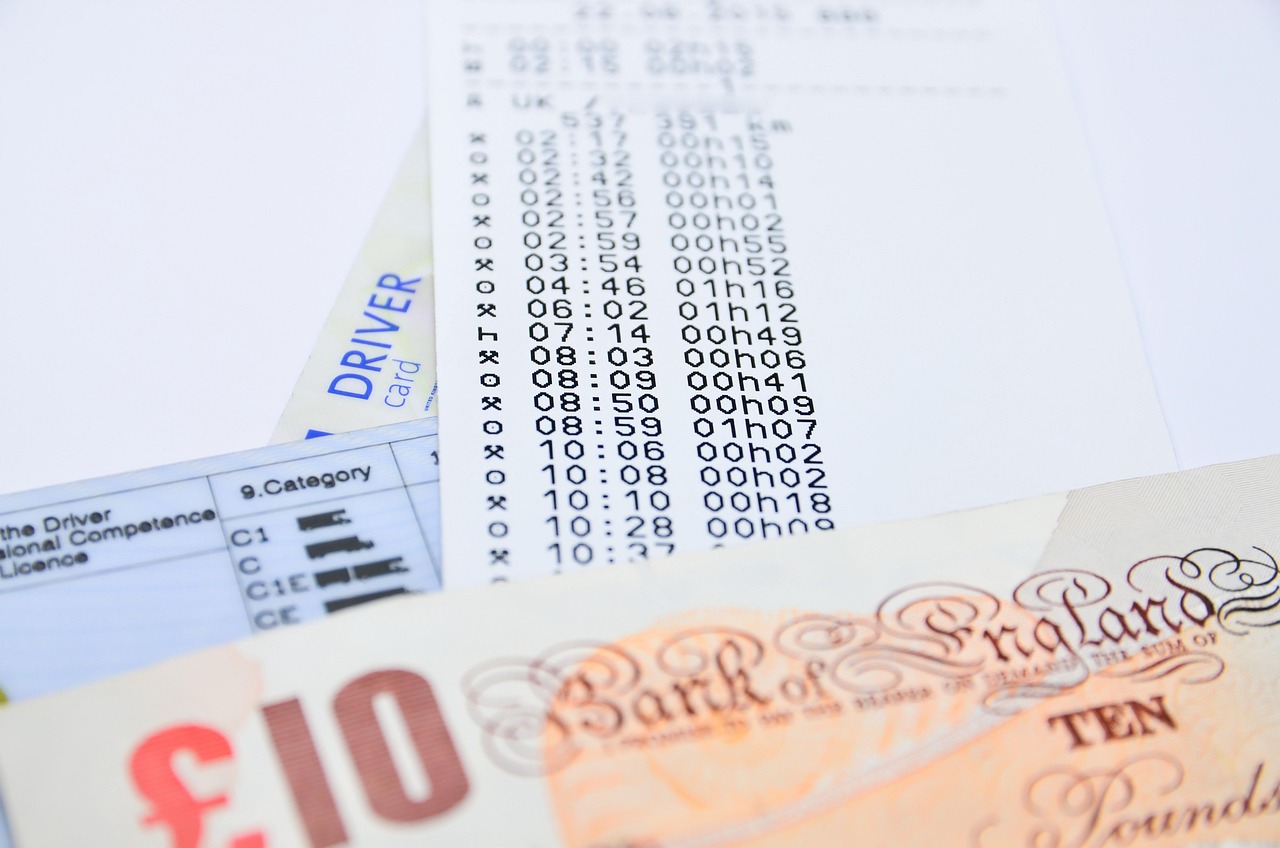 Auto parcheggiata con un cartello di multa, simbolo di scadenza e prescrizione delle sanzioni.