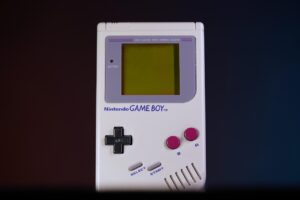Vecchio Game Boy in un cassetto, simbolo di nostalgia e collezionismo videoludico.