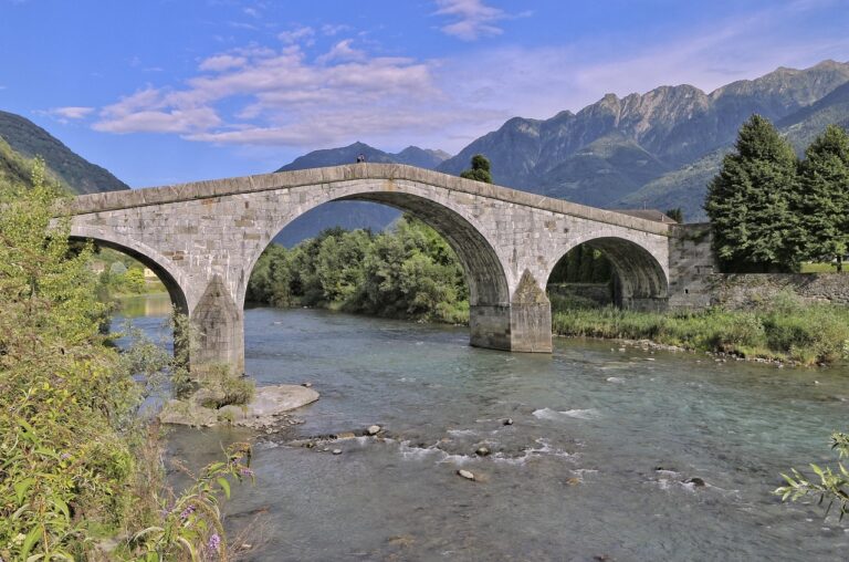 Ponte del Diavolo a Bobbio, circondato da verdi vallate e paesaggi suggestivi, ispirazione di Hemingway.
