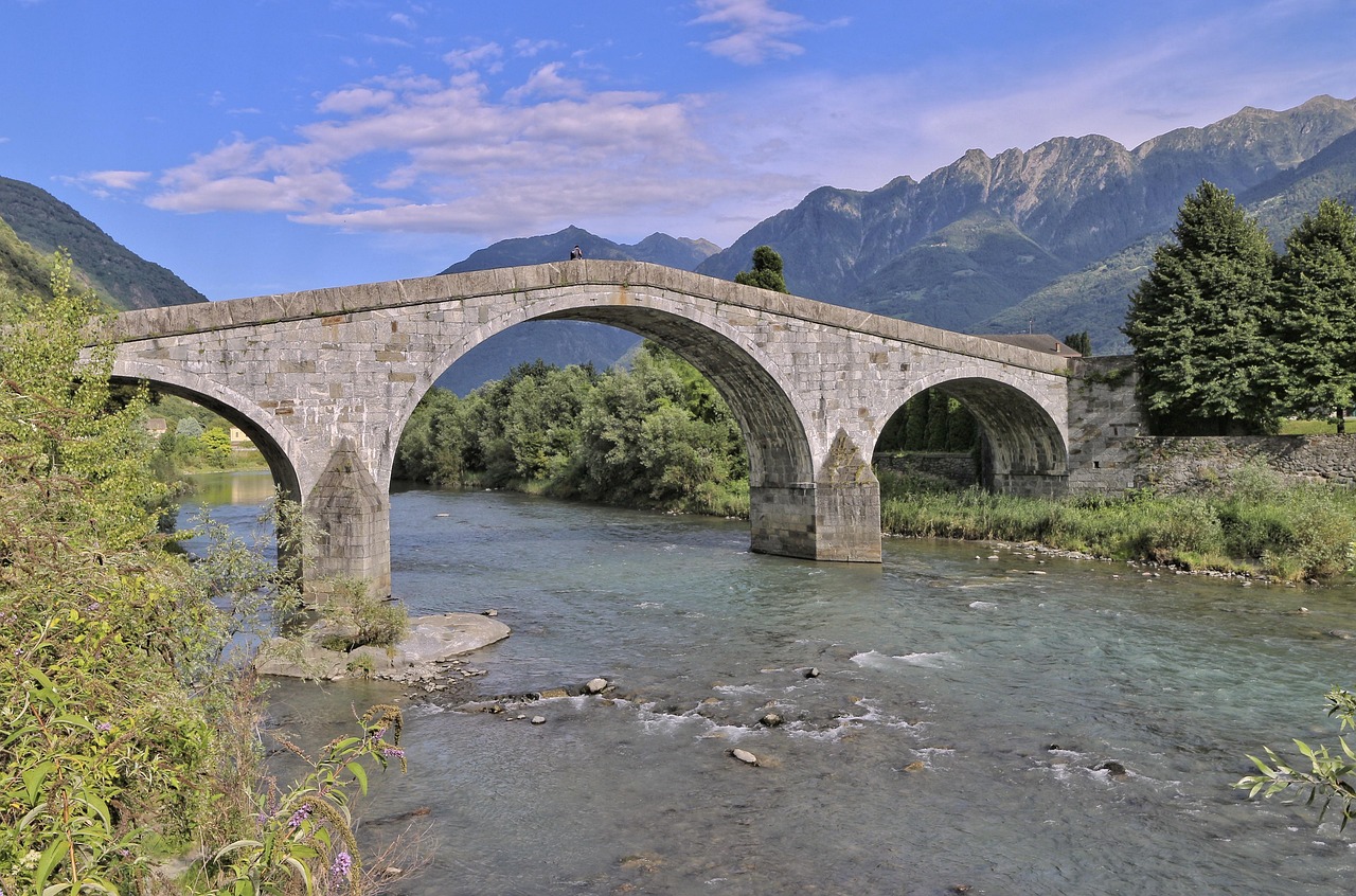 Ponte del Diavolo a Bobbio, circondato da verdi vallate e paesaggi suggestivi, ispirazione di Hemingway.