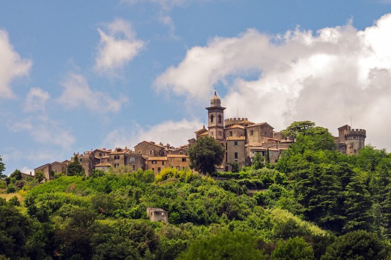 Veduta panoramica del borgo di Apricale, con le sue stradine medievali e il castello sullo sfondo.