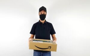 Immagine di un pacco Amazon con un simbolo di interrogazione, rappresentante un problema di consegna.