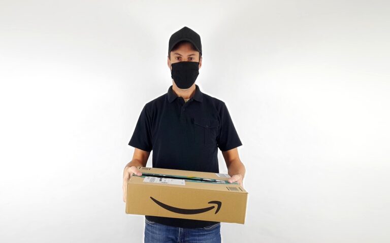 Immagine di un pacco Amazon con un simbolo di interrogazione, rappresentante un problema di consegna.