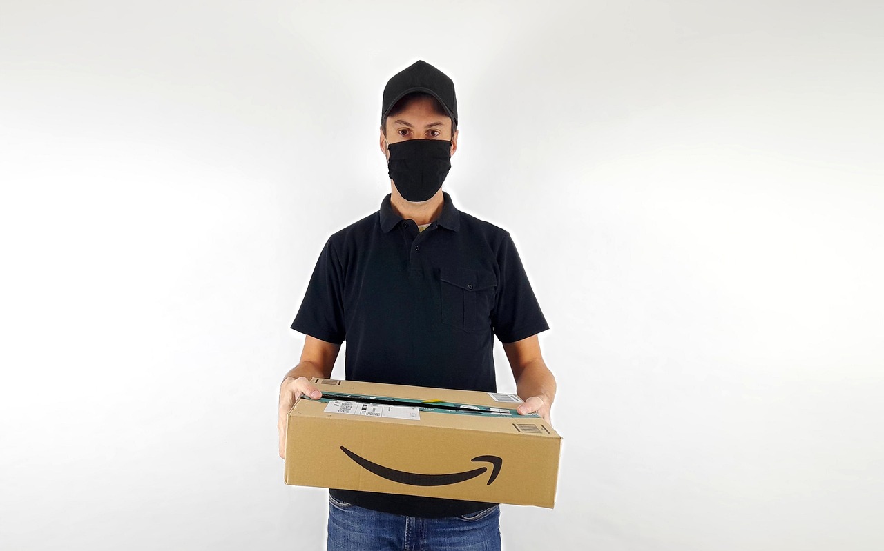 Immagine di un pacco Amazon con un simbolo di interrogazione, rappresentante un problema di consegna.