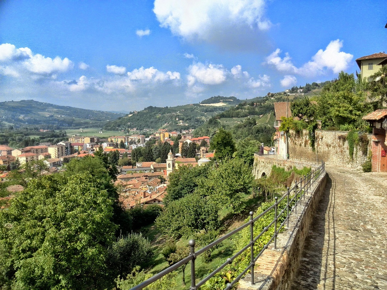 Panorama delle mura venete di Bergamo che separano la città Alta dalla Bassa, con sentieri pedonali evidenti.