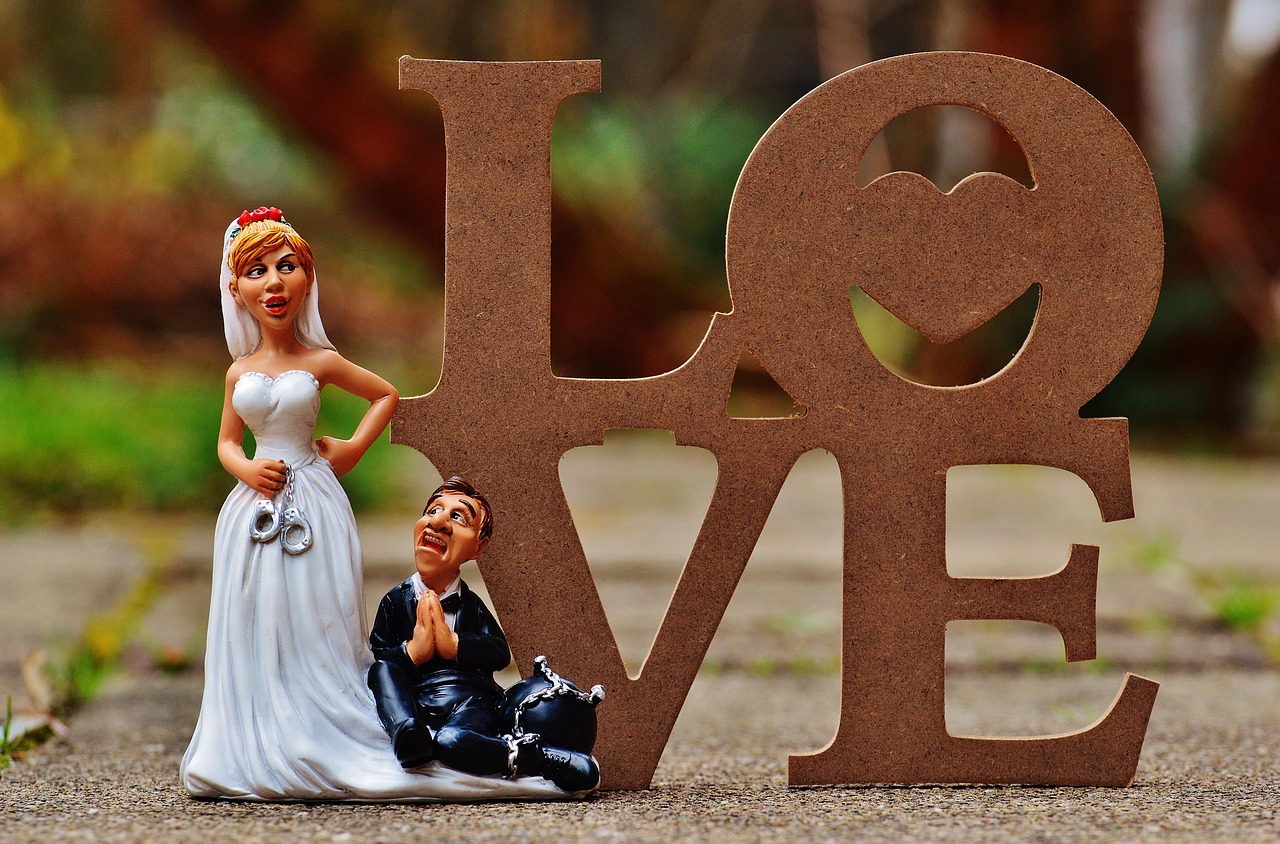 Immagine di una coppia felice che celebra il matrimonio con decorazioni floreali e un torta nuziale.