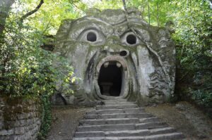 Sculture giganti e misteriose nel Parco dei Mostri di Bomarzo, tra alberi e natura incantata.