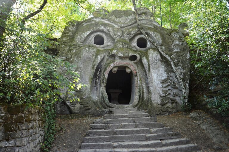 Sculture giganti e misteriose nel Parco dei Mostri di Bomarzo, tra alberi e natura incantata.