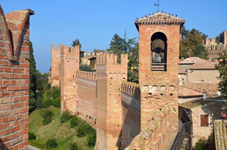 Castello di Gradara con vista panoramica, simbolo della storia di Paolo e Francesca.