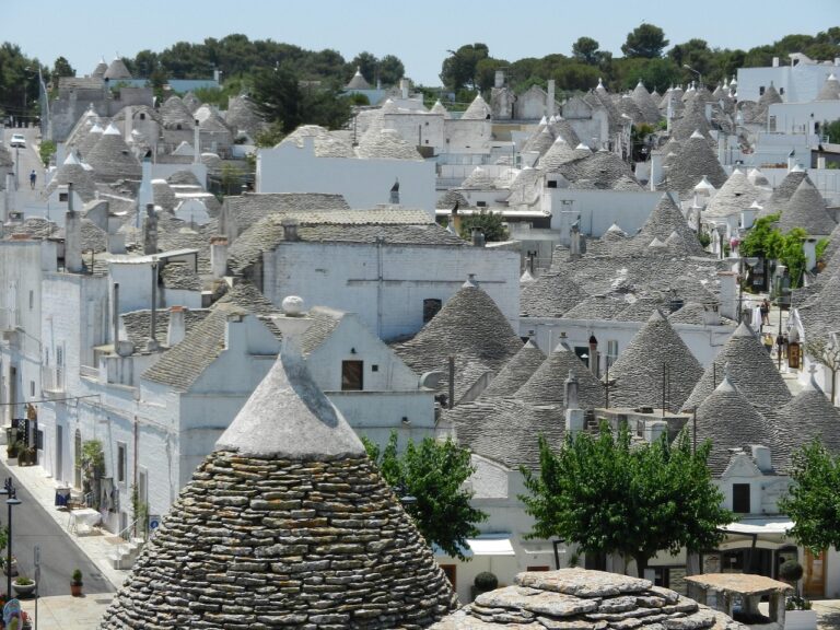 Trulli tipici della Valle d'Itria, paesaggio rurale lontano dal turismo di massa.