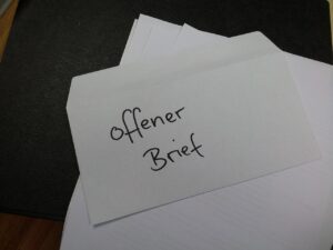 Immagine di un documento legale con una penna, simbolo di ricorso al Giudice di Pace senza avvocato.