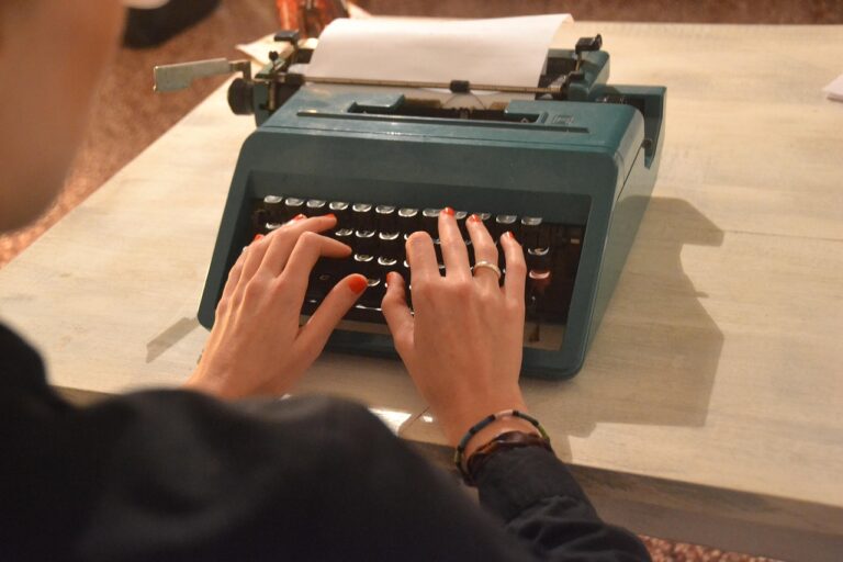 Immagine di una macchina da scrivere Olivetti Lettera 22, simbolo di design e storia della scrittura.