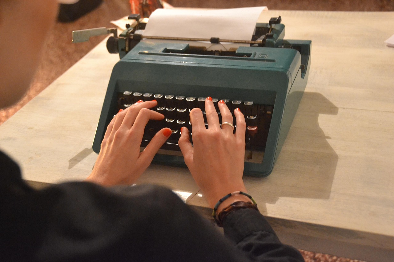 Immagine di una macchina da scrivere Olivetti Lettera 22, simbolo di design e storia della scrittura.