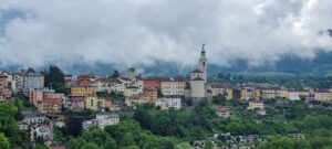 Vista panoramica del borgo di Asolo, con le sue caratteristiche architetture e il paesaggio circostante.