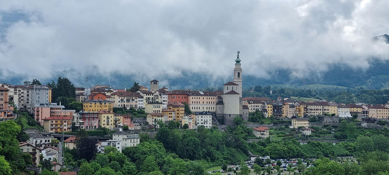 Vista panoramica del borgo di Asolo, con le sue caratteristiche architetture e il paesaggio circostante.