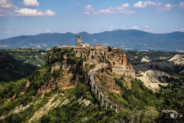 Vista panoramica di Craco, il paese fantasma con edifici abbandonati e paesaggio suggestivo.