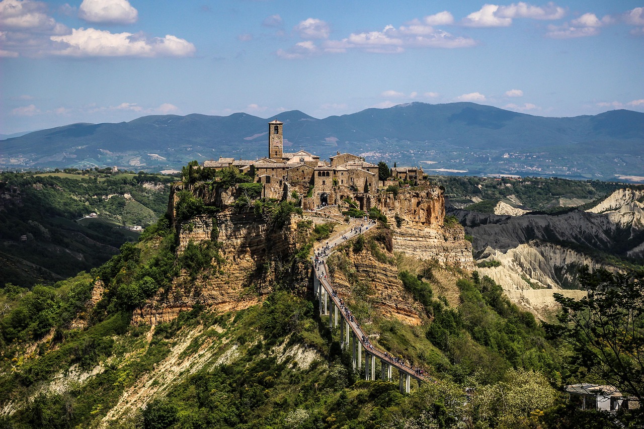 Vista panoramica della via degli asini sopraelevata a Brisighella, con il borgo sullo sfondo.