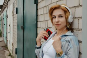 Immagine di un walkman Sony vintage con cuffie, simbolo di collezionismo e quotazioni attuali.