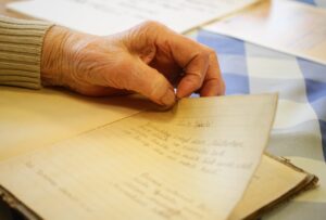 Volontari che aiutano in una comunità, simbolo di impegno e accumulo di contributi per la pensione.