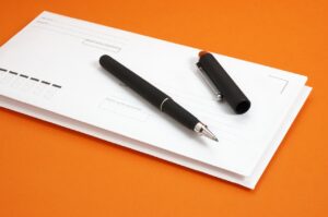 Immagine di un documento CUD con informazioni fiscali e un evidenziatore su dati da controllare.