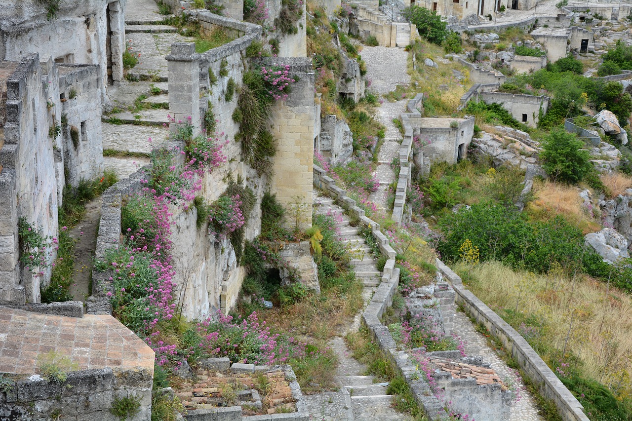 Craco, il paese fantasma abbandonato, con edifici spettrali e paesaggi suggestivi.