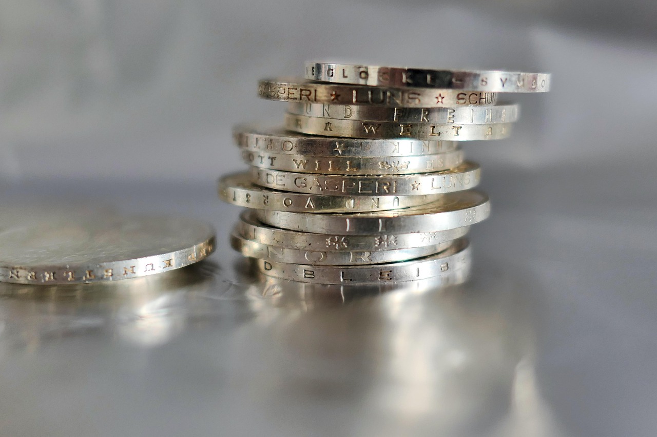 Monete d'argento Morgan Dollar su uno sfondo neutro, evidenziando il loro valore collezionistico.